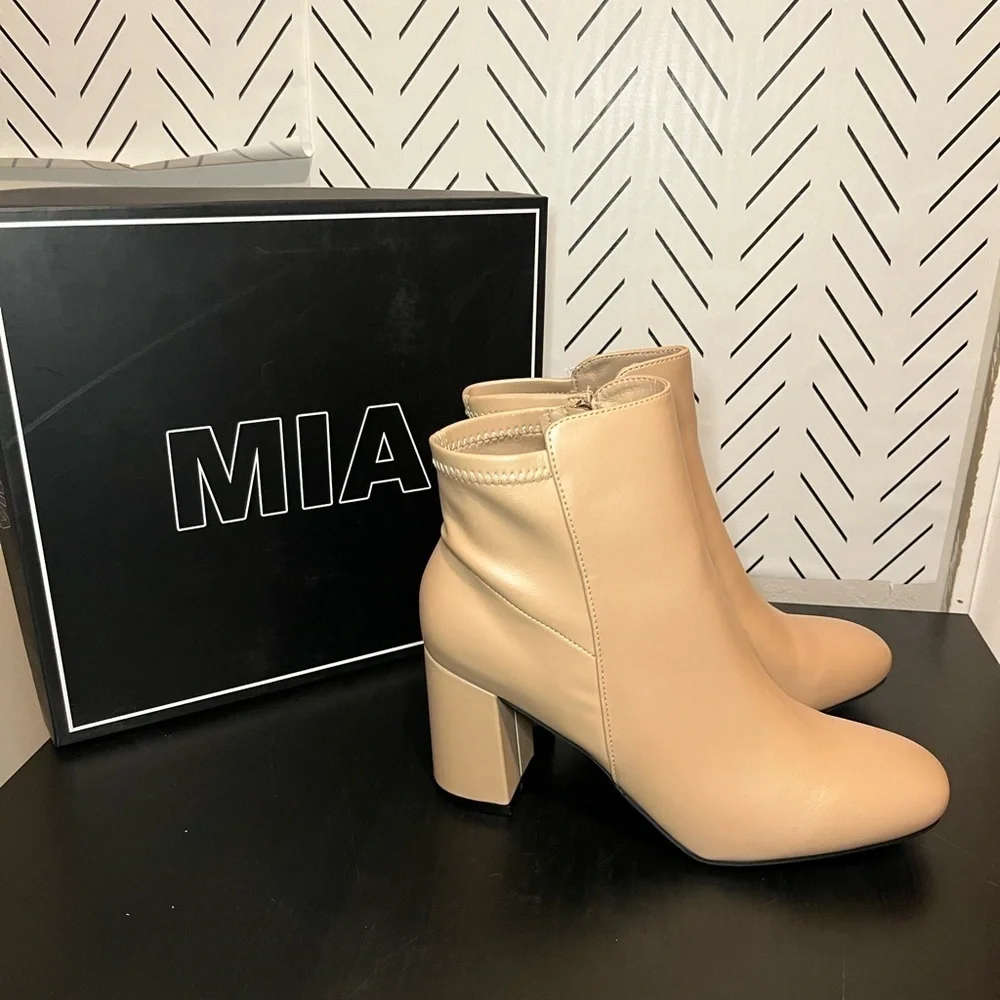 MIA Carla Booties in Nude NWT